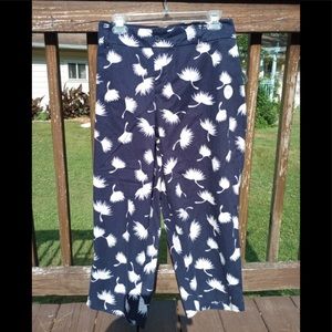 NWT Navy & White Floral Capris Size 22 Button & Zip  front Excellent Condition